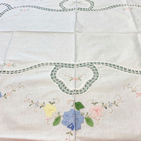NEW Vintage Floral Embroidered Tablecloth + 8 Napkins - Picture 7 of 11